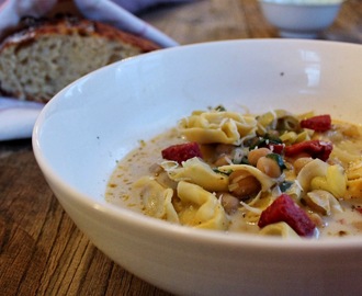 Suppe med tortellini, kikerter og artisjokk