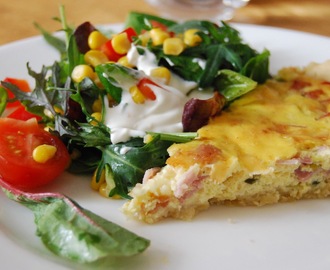 Quiche med salat og sitronrømme