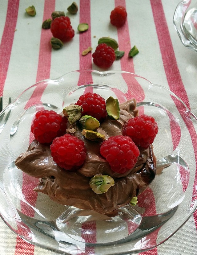 Sjokolademousse med Crème Fraîche, bringebær og pistasjenøtter
