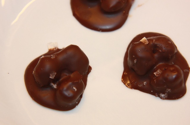 Trippelnøtter med knasende karamell og sjokolade