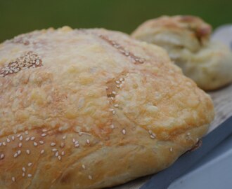 Hjemmebakt brød med kryddersmør.