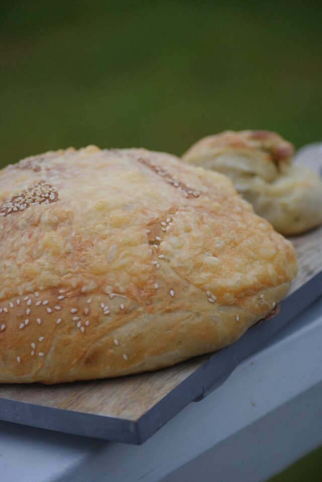 Hjemmebakt brød med kryddersmør.