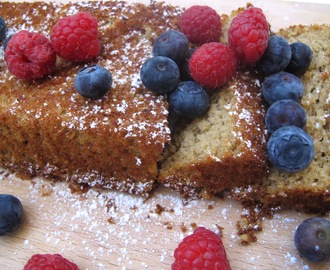 Mama Monicas magiske banankake med ferske bær.