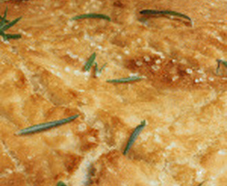 Slik lager man focaccia – raskt og enkelt.