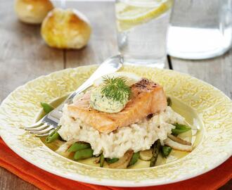 Ovnsbakt laks med dill- og sitronsmør og risotto