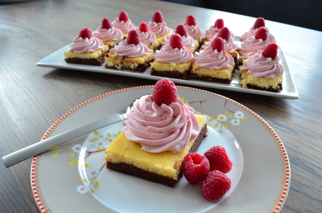 Brownies med ostetopping og bringebærkrem