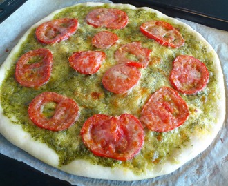 PIZZA MED PESTO, TOMAT OG PARMESANOST