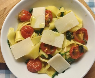 Pasta med ruccola, tomater og parmesan