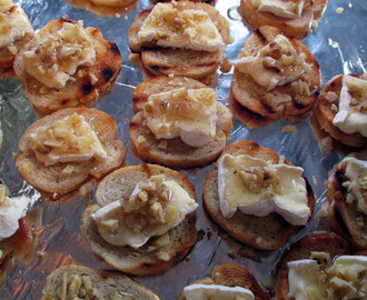 Crostini med Camembert, Valnøtter og Akasiehonning