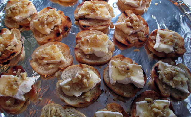 Crostini med Camembert, Valnøtter og Akasiehonning