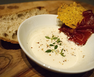 Kremet steinsoppsuppe med parmesanchips og sprøstekt parmaskinke