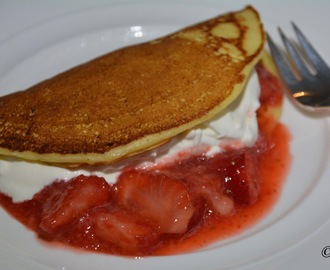 Dessertpannekaker med rørte jordbær og krem