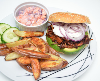 BBQ pulled jackfruit-burger med coleslaw og båtpoteter