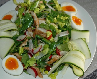 Kyllingsalat med smilende egg, squash snurrer og tomat/yoghurtkrem