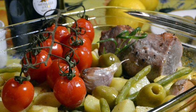 Fläskfilé & rosmarin, potatis & tomater – allt i en långpanna