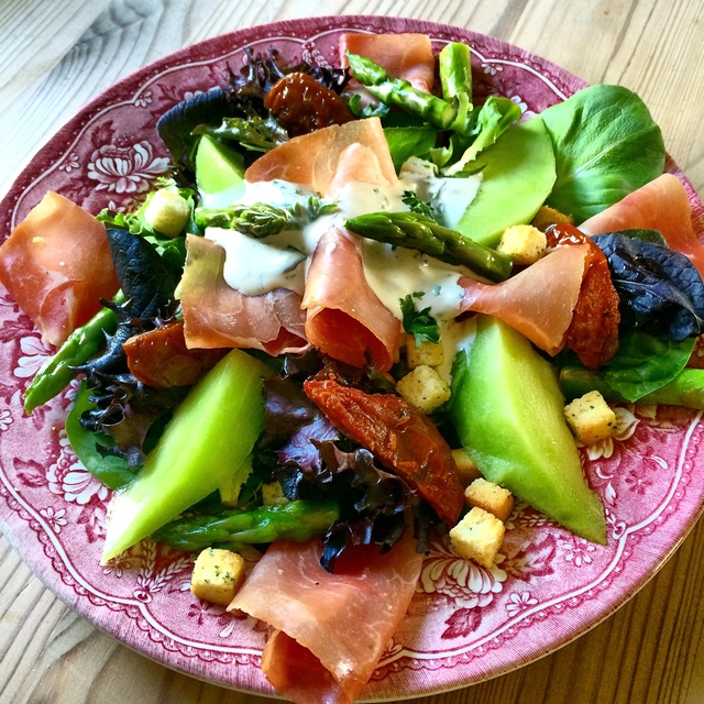 Salat med asparges, melon, skinke og Saint Agur dressing