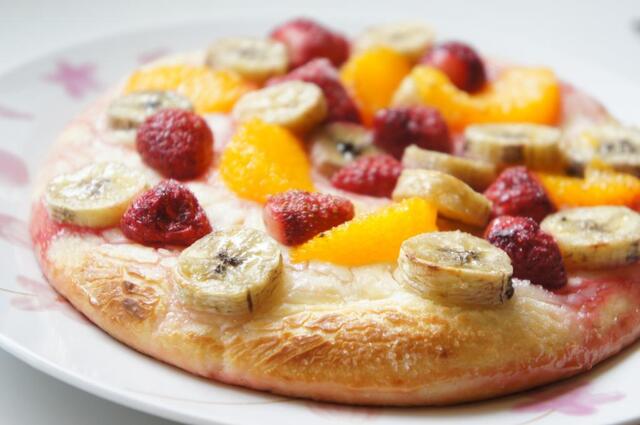 Dessertpizza med jordbær, banan og appelsin