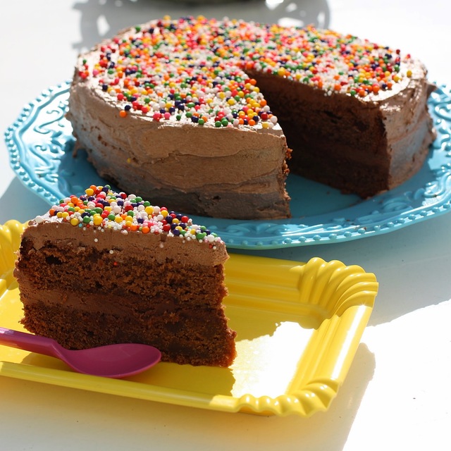 Sjokoladekake med fargerikt strø