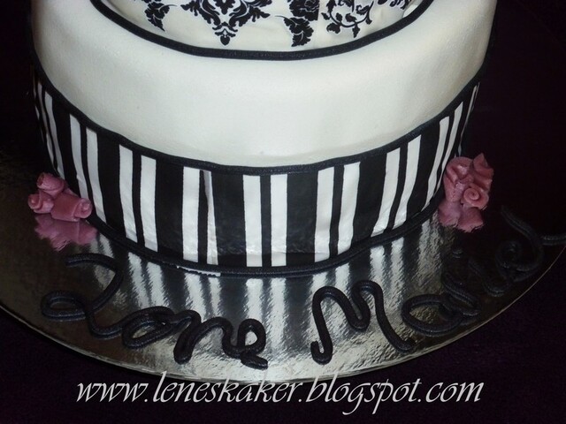 18 års kake i sort og hvitt