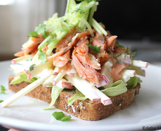 Smørbrød med varmrøkt laks, eplesalat og agurkjulienne