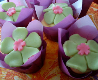 Apple cupcakes with cream cheese frosting