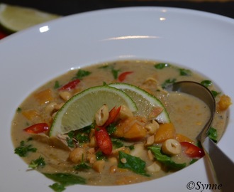 Kyllingsuppe med søtpotet og peanøttdryss