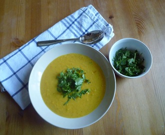 Søtpotet- og butternut squashsuppe med karri og kokosmelk