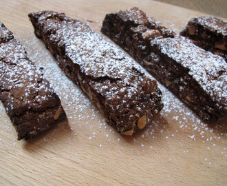 Lekre biscottis med anis og  salte mandler. Og litt om frokost i Italia.