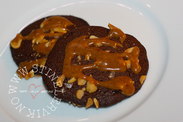 Sjokoladecookies med nøtter og salt karamell  -helt uten sukker og hvetemel