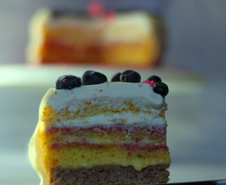 Bløtkake med makronbunn, jordbær og vaniljekrem. Dynket med eggelikør.