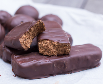 Hjemmelagde protein- og energikuler med sjokoladesmak