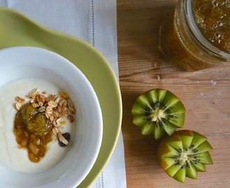 Hjemmelaget yoghurt med rabarbaramarmelade