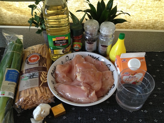 Uke 30: Chilipasta med kylling og sitronsaus.