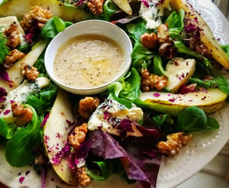 Julekrans salat m/ pære, blåmuggost, ristede valnøtter og vinaigrette