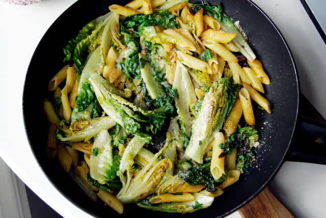 deilig stekt hjertebladsalat med sprø pasta