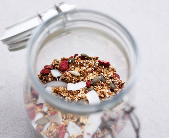 Hjemmelaget granola med kokos og bringebær