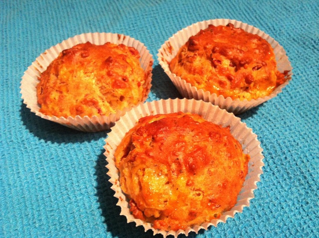 Grove muffins med serranoskinke, pepperoni og cheddar