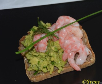 Smørbrød med avocado og reker