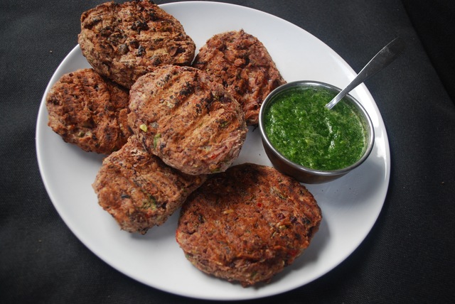 Rajma tikki – proteinrik bønneburger på grillen