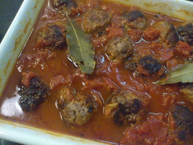 Italienske kjøttboller med vin- og tomatsaus, gresk potetsalat med fetaost
