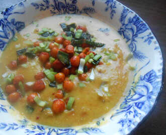 Vegansk linse og kikertsuppe med sprøstekte paprikakikerter