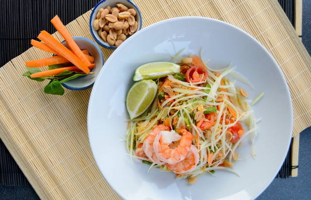 Thai grønn papayasalat med scampi