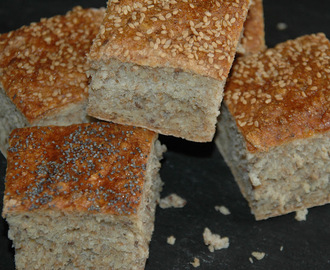 Brytebrød med yoghurt og havregryn