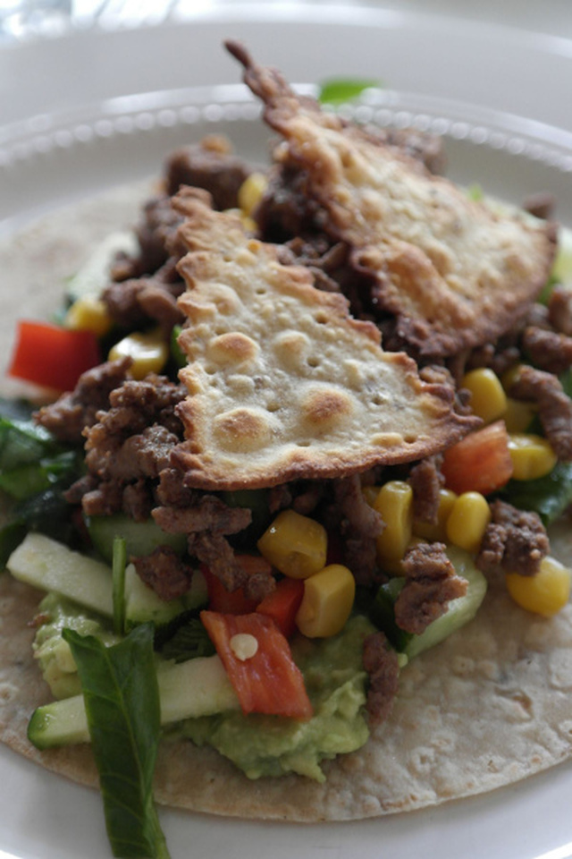 Taco med hjemmelaget guacamole, spinatsalat og tortilla chips!