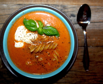 Sunn, hjemmelaget tomatsuppe med pastaskruer