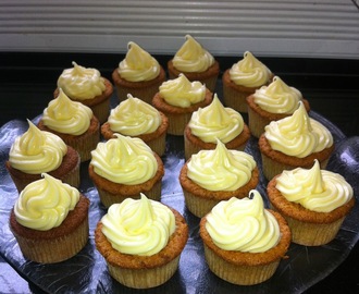 Gulerotkake Cupcakes med kremost frosting