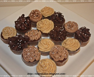 Sjokolade cupcakes med forskjellig topping.