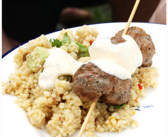 Kebabspyd med couscous og indisk yoghurt