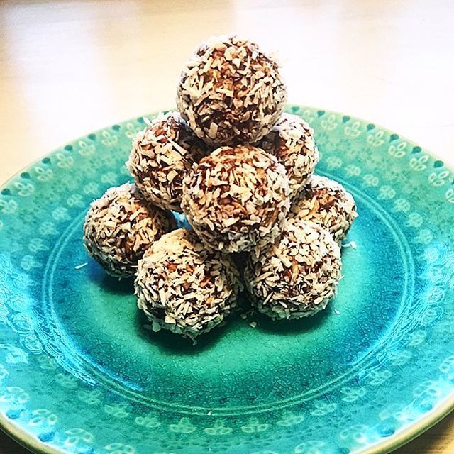 Chocolate balls with dates