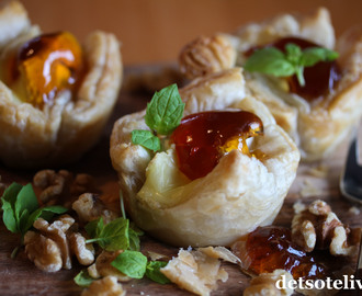 Butterdeigskaker med Brie og portvinsgelé